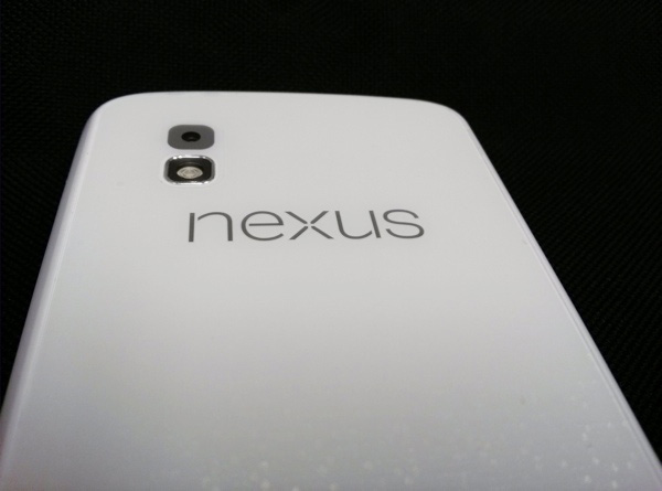 Google Nexus 4 : des premières photos pour la version blanche du smartphone