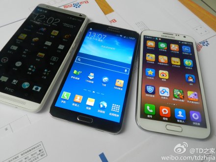 Le HTC One max pose à côté d'un Samsung Galaxy Note 3