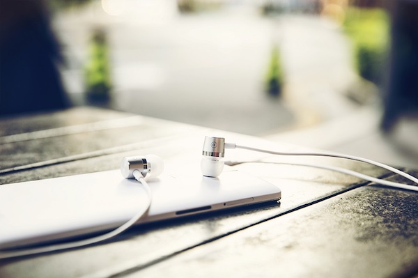 OnePlus dévoile son premier casque : Silver Bullet