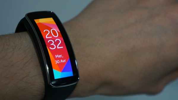 Prise en main du Samsung Gear Fit, un bracelet plus branché que sportif