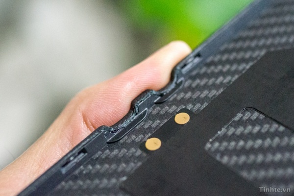 Zoom sur la coque du BlackBerry Porsche Design