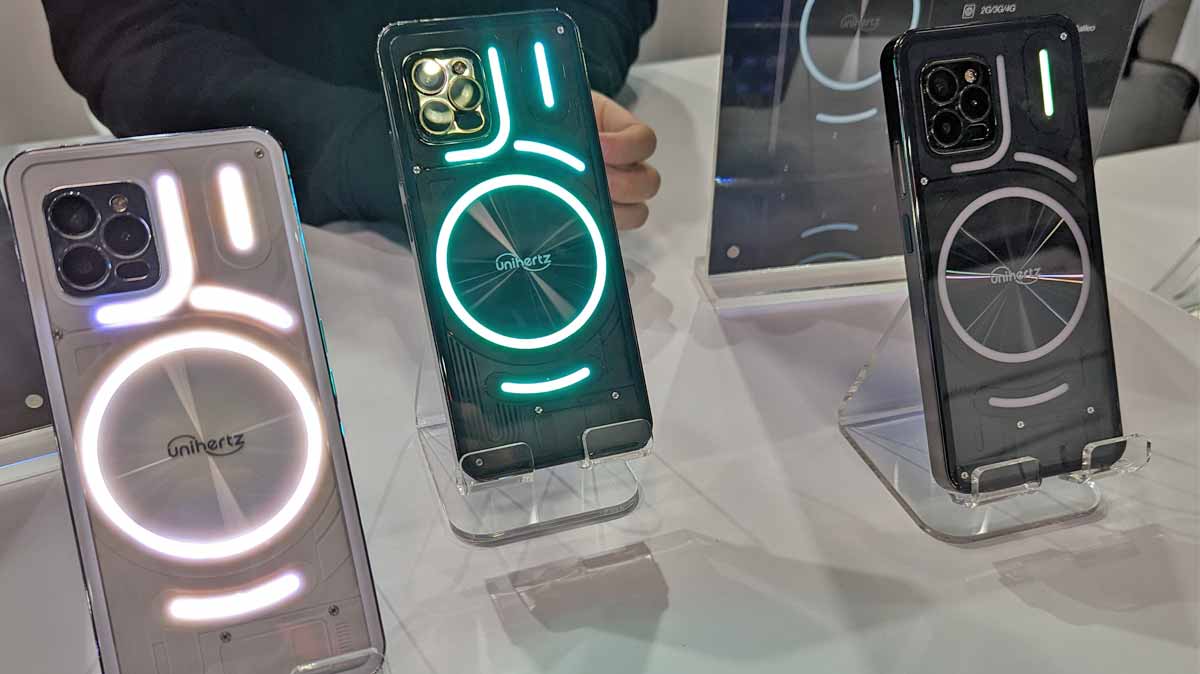 MWC 2023 : Unihertz Luna, très inspiré du Nothing phone (1) mais aussi de l’iPhone 14 Pro