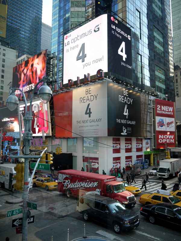 LG grimpe littéralement sur le Samsung Galaxy S4 pour faire la pub de son Optimus G