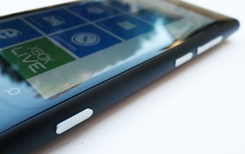 test Nokia Lumia 800 windows phone 7.5 mango 8 mégapixels design polycarbonate écran 3,7 pouces convexe Nokia drive nokia maps nokia cartes Nokia music