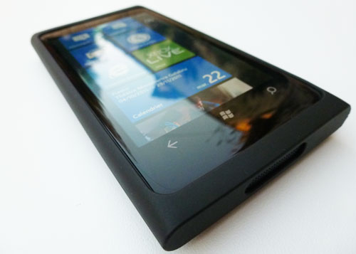 test Nokia Lumia 800 windows phone 7.5 mango 8 mégapixels design polycarbonate écran 3,7 pouces convexe Nokia drive nokia maos nokia cartes Nokia music