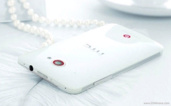 HTC Deluxe DLX : les premières photos de presse en fuite pour l'Android surpuissant et son écran Full HD