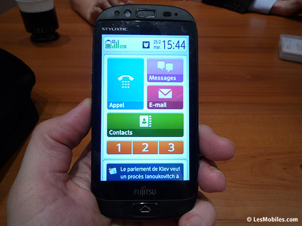 Fujitsu relance son smartphone Stylistic S01 dédié aux seniors