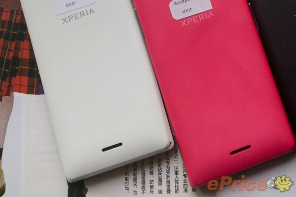 Photos du sony xperia j ST26 i, dos colorés