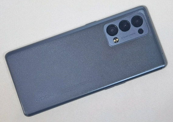 Dos de l'Oppo Reno6 Pro