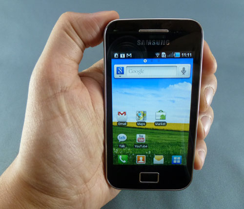 Test samsung galaxy ace milieu de gamme iphone deux coques blanche noire écran 3,5 pouces android marlet