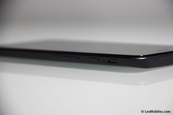 ASUS Nouveau Padfone : côté droit