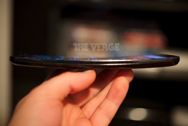 LG G Flex : déjà une star du petit écran