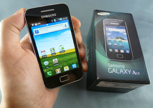Test samsung galaxy ace milieu de gamme iphone deux coques blanche noire écran 3,5 pouces android marlet