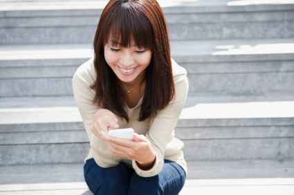 Une japonaise utilisant son mobile