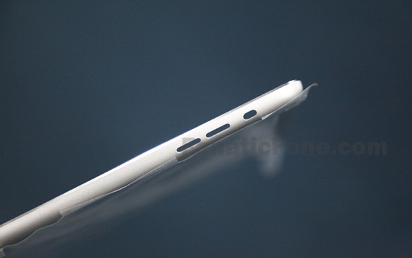 Zoom sur les touches de volume sur le capot supposé de l'iPad 5