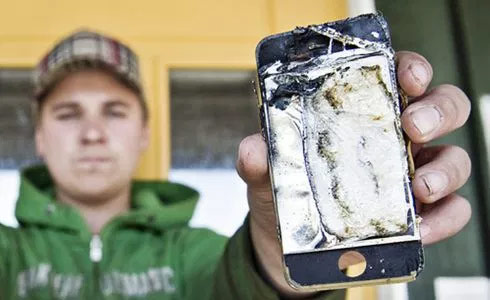 Un iPhone 4S prend feu tout seul devant une caméra