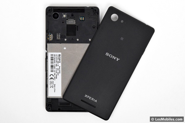 Sony Xperia E3 : capot ouvert
