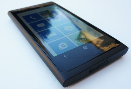 test Nokia Lumia 800 windows phone 7.5 mango 8 mégapixels design polycarbonate écran 3,7 pouces convexe Nokia drive nokia maps nokia cartes Nokia music