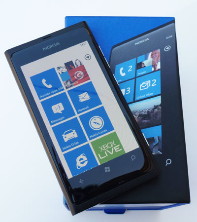 test Nokia Lumia 800 windows phone 7.5 mango 8 mégapixels design polycarbonate écran 3,7 pouces convexe Nokia drive nokia maps nokia cartes Nokia music