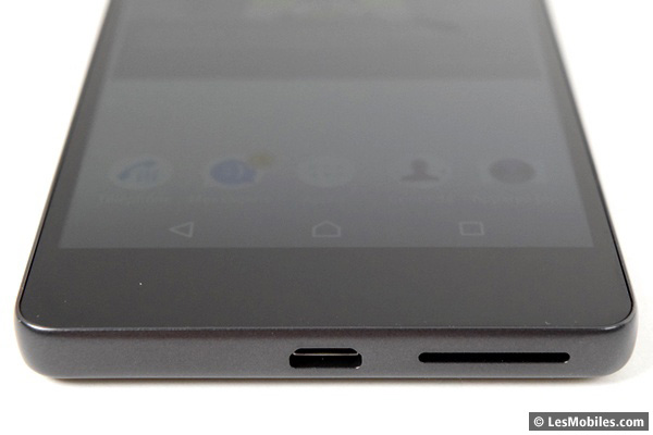 Sony Xperia E5 : microUSB et haut-parleur