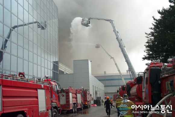 Samsung Galaxy S5 : un incendie menace la sortie du smartphone