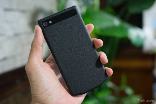 Photo de l'arrière du supposé BlackBerry Porsche Design P'9982