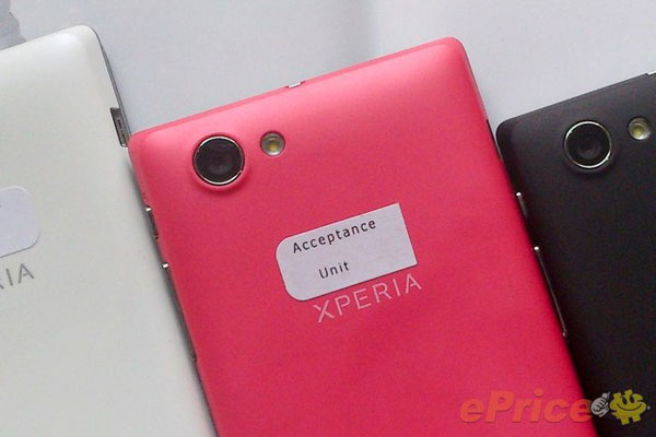 Photos du sony xperia j ST26 i, dos colorés