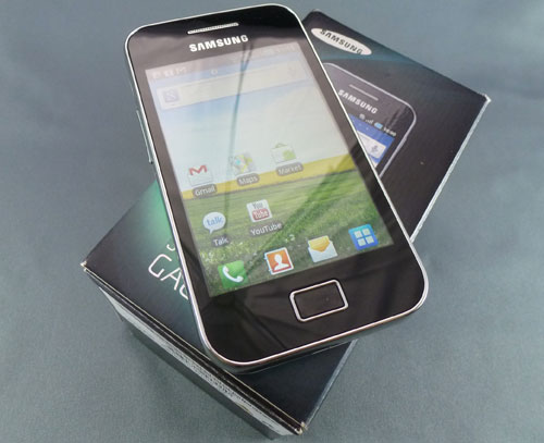 Test samsung galaxy ace milieu de gamme iphone deux coques blanche noire écran 3,5 pouces android marlet