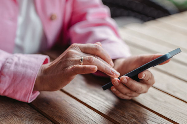 Passage à l’heure d'hiver en 2025 : comment ça se passe sur son smartphone ?